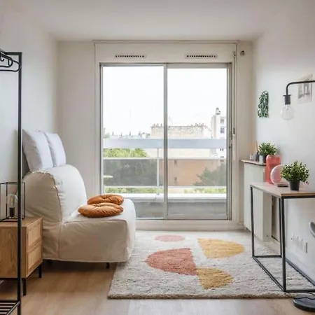 아파트 With Balcony *